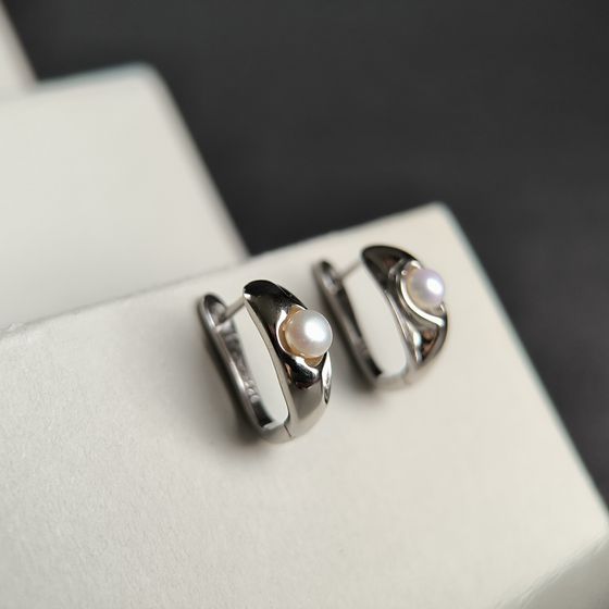 Silver earrings with pearls