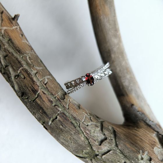 Sterling silver ring with 0.643ct garnet and fianites