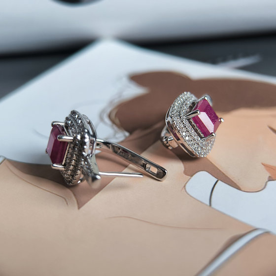 Серебряные серьги с рубином 6.342ct, фианитами