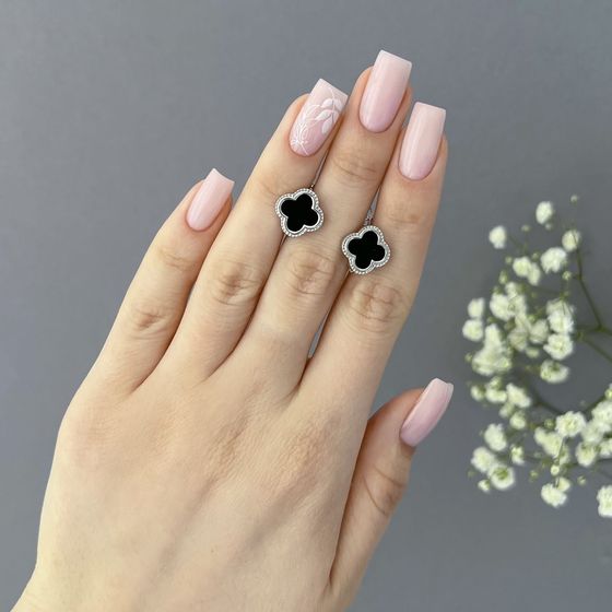 Gold earrings with onyx