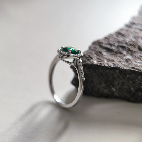 Серебряное кольцо с изумрудом nano 0.999ct