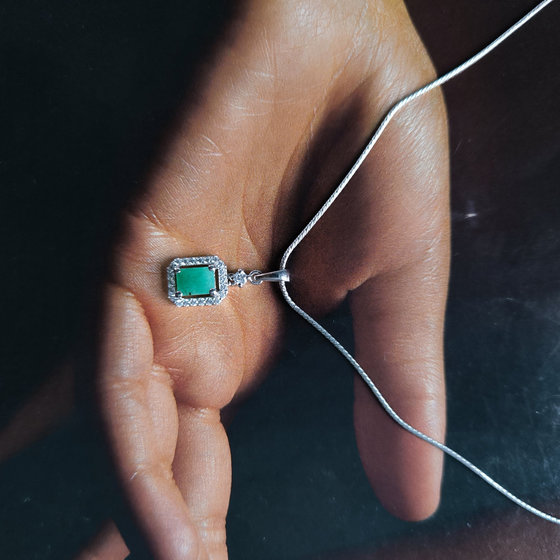 Серебряная подвеска с изумрудом 1.56ct