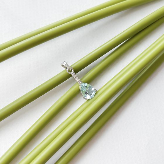 Silver pendant with a 2.042-carat topaz