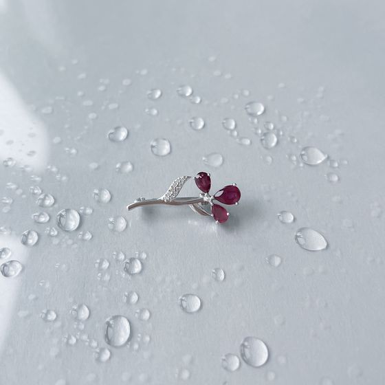 Серебряная брошка с рубином 2.281ct