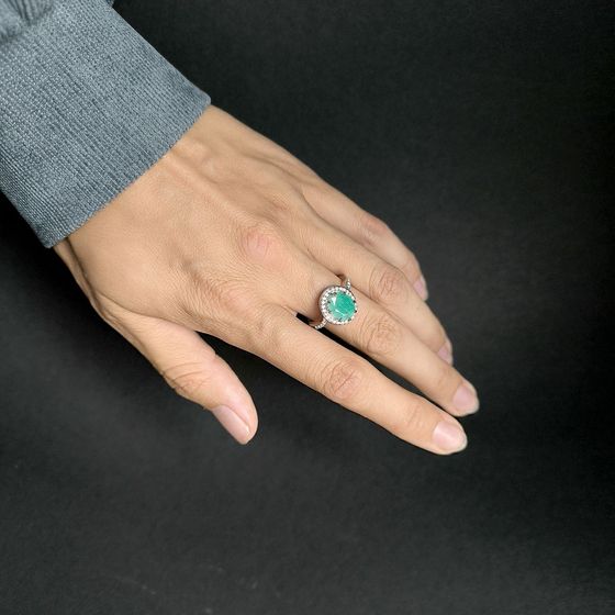 Срібна каблучка зі смарагдом 3.14ct, фіанітами