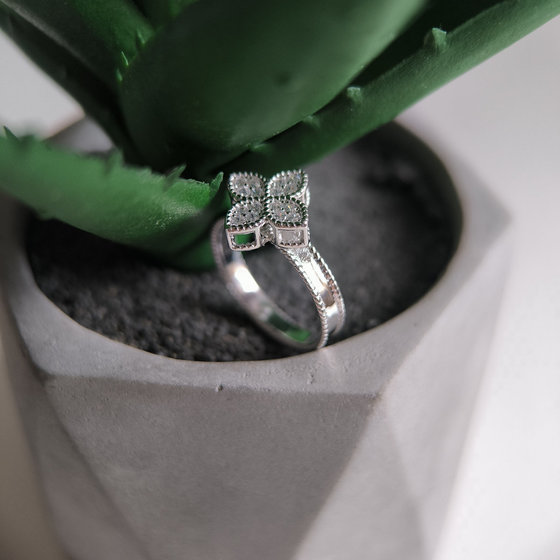 Серебряное кольцо с фианитами