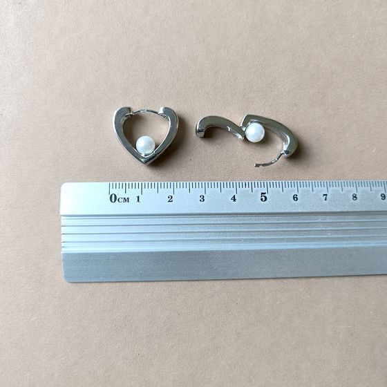 Silver earrings with pearls