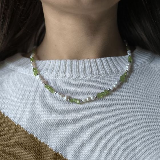 Silver necklace with baroque pearls, chrysolite