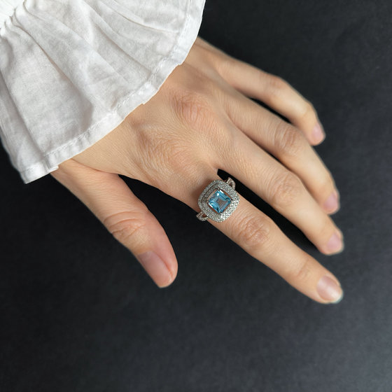 Серебряное кольцо с топазом 3.289ct, фианитами