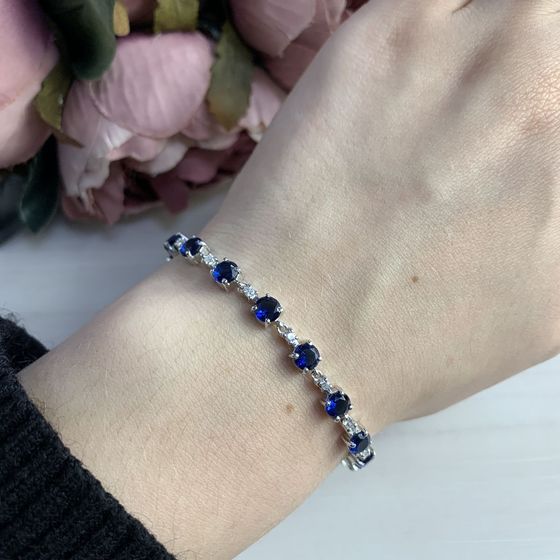 Silver bracelet with a 6.43-carat nano sapphire
