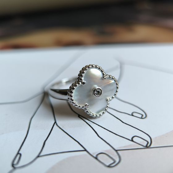 Серебряное кольцо с перламутром, фианитами