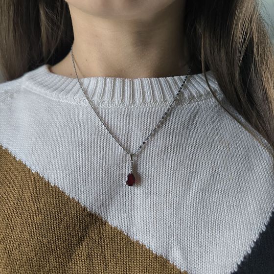 Серебряная подвеска с гранатом