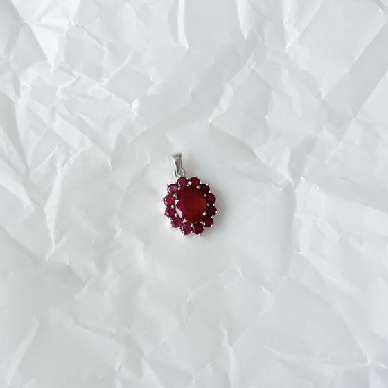 Silver pendant with a 5.388-carat ruby