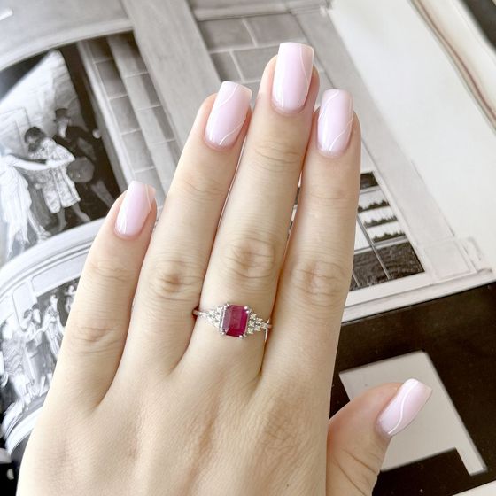 Срібна каблучка з рубіном 2.511ct, фіанітами