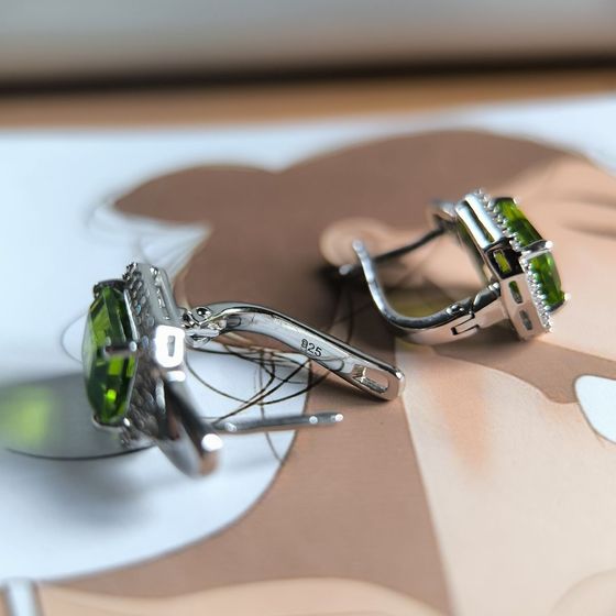 Silver earrings with chrysolite