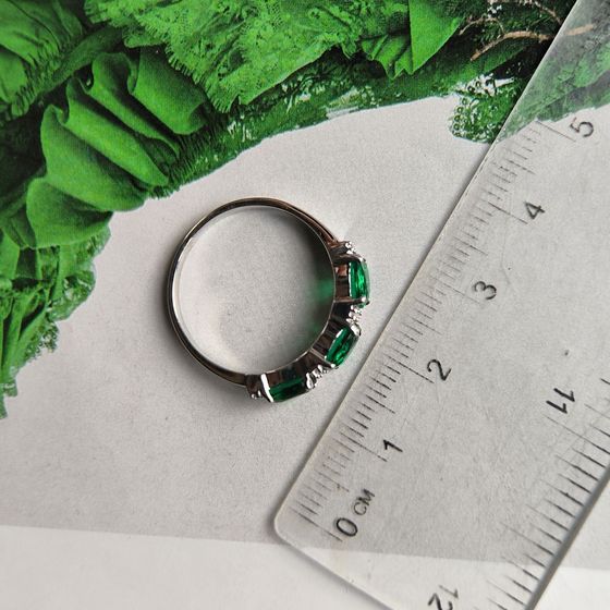 Silver ring with a 1.136-carat emerald