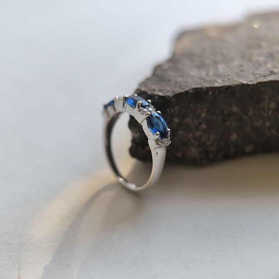 Серебряное кольцо с сапфиром nano 1.086ct, фианитами