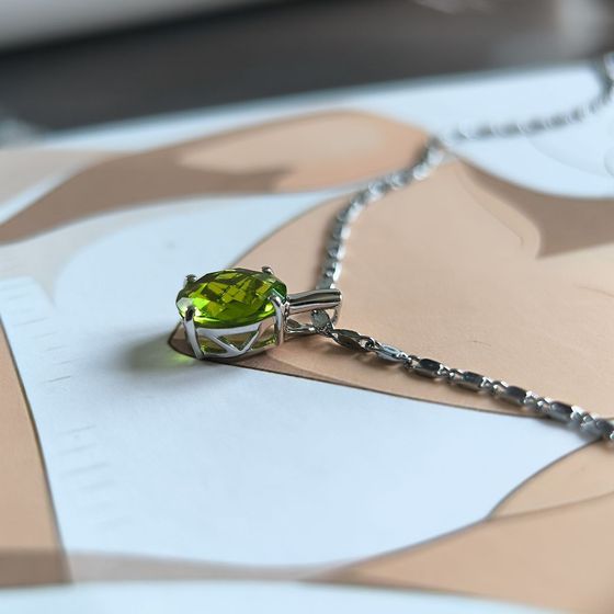 Silver pendant with a 2.338-carat chrysolite