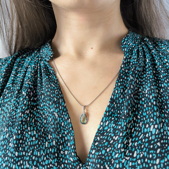 Silver pendant with mystic topaz 3.365ct
