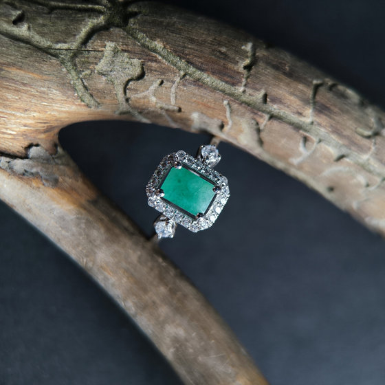 Серебряное кольцо с изумрудом 1.651ct