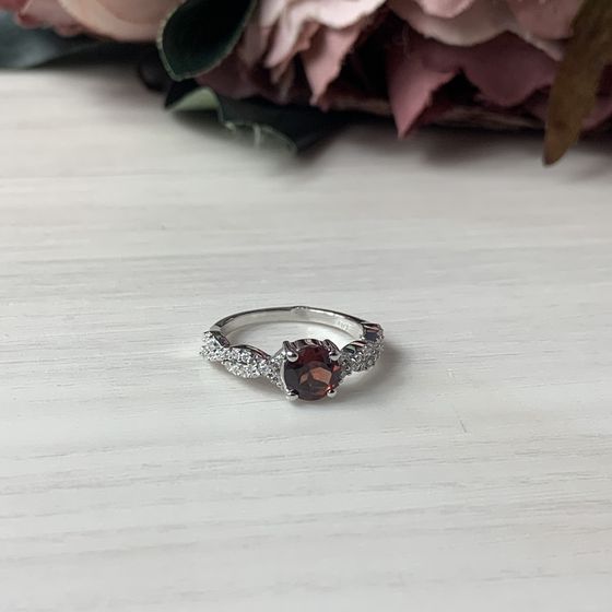 Серебряное кольцо с гранатом