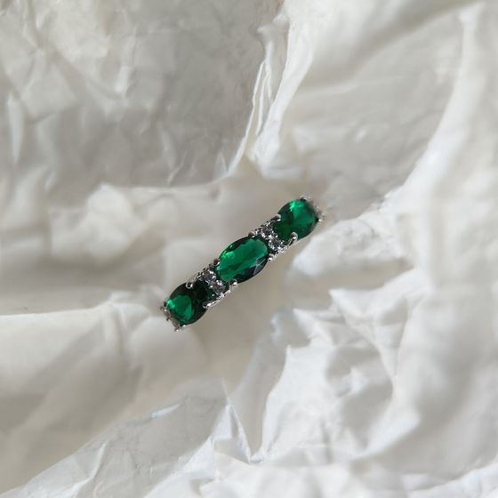 Silver ring with a 1.136-carat emerald