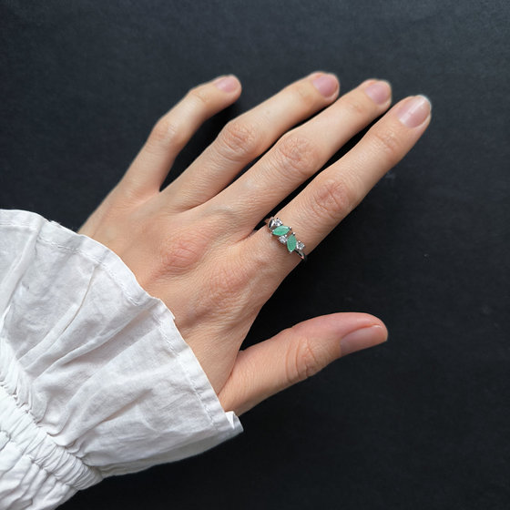 Серебряное кольцо с изумрудом 0.8ct