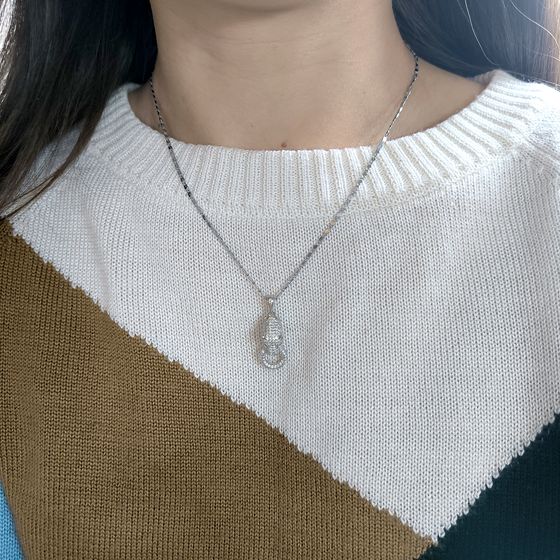 Silver pendant with phianites