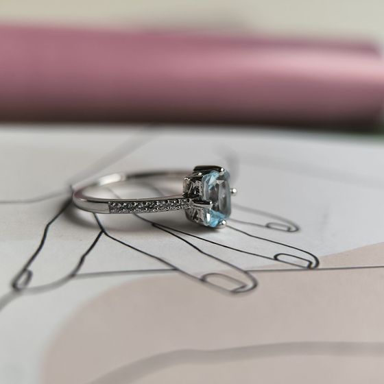 Sterling silver ring with topaz 1.402ct, phianites