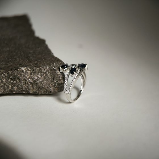 Срібна каблучка з сапфіром 2.333ct, фіанітами