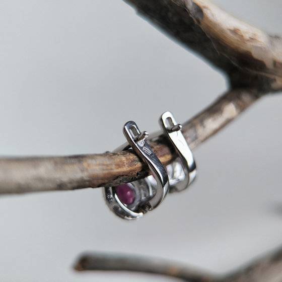 Срібні сережки з рубіном 2.672ct, фіанітами