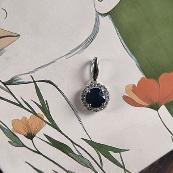 Sterling silver pendant with 2.995ct sapphire, fianites