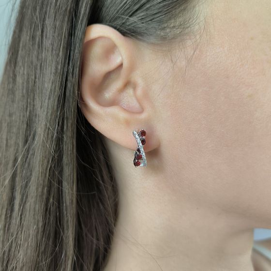 Sterling silver earrings with 1.556ct garnet, pianites