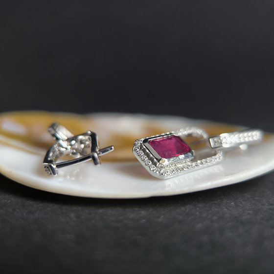 Серебряные серьги с рубином 3.626ct, фианитами