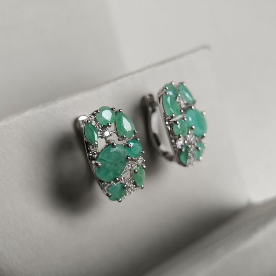 Срібні сережки зі смарагдом, фіанітами