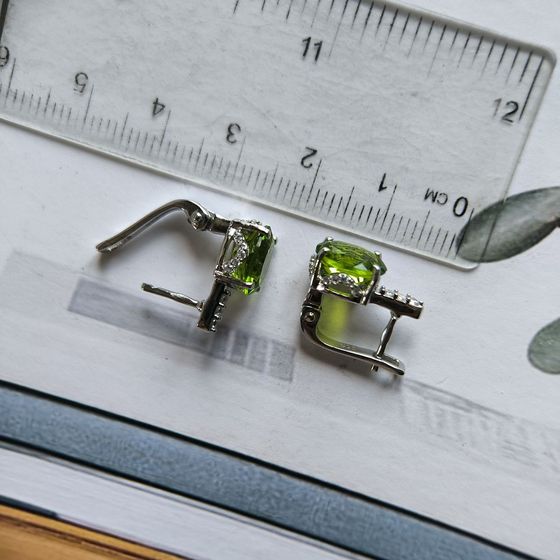 Серебряные серьги с хризолітом 3.494ct