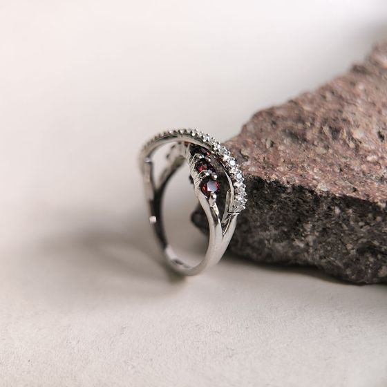 Sterling silver ring with garnet 1.125ct, phianites