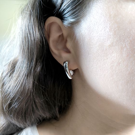 Silver earrings with pearls