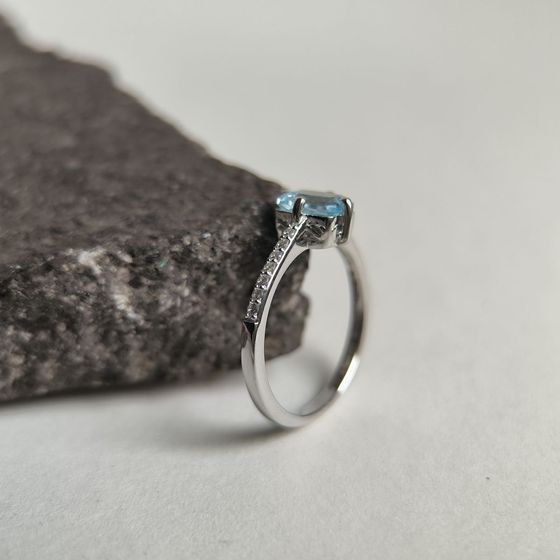 Sterling silver ring with topaz 1.402ct, phianites