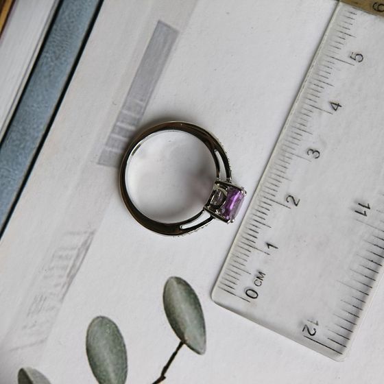 Серебряное кольцо с александритом, фианитами