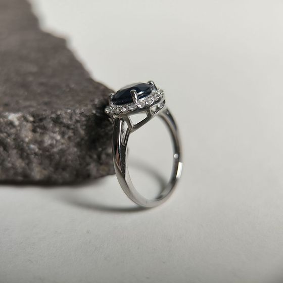 Sterling silver ring with 2.895ct sapphire, pave diamonds
