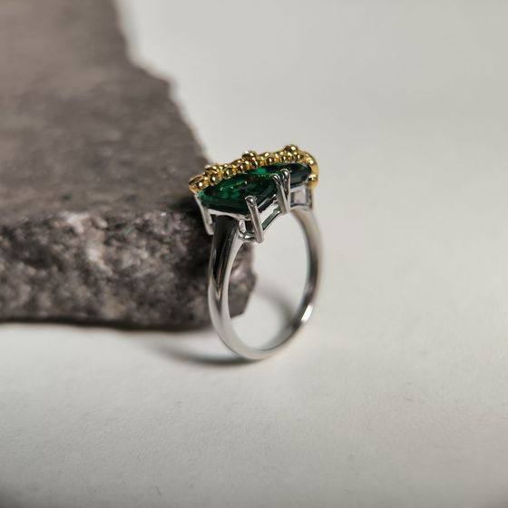 Silver ring with a 2.877-carat emerald