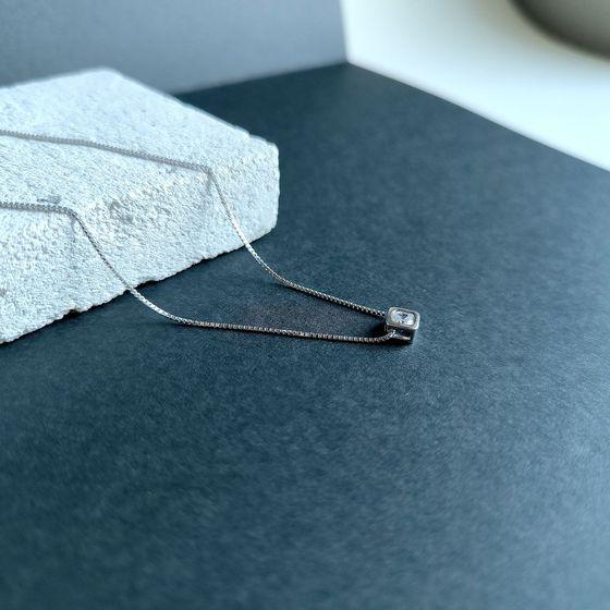 Silver necklace with phianites