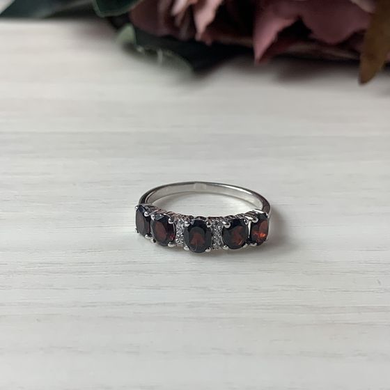 Серебряное кольцо с гранатом