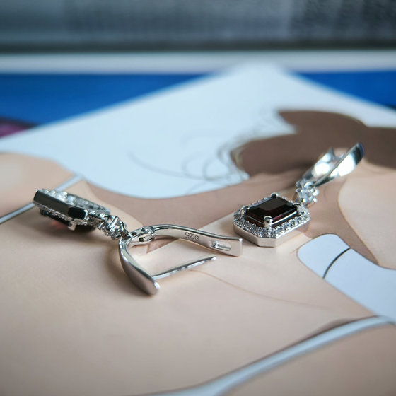 Серебряные серьги с гранатом 3.251ct