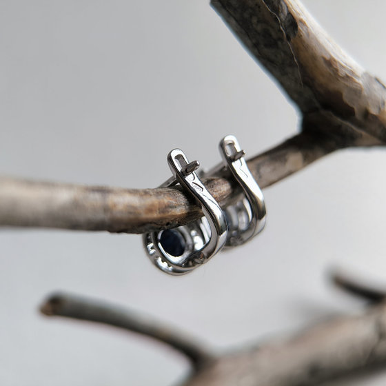 Серебряные серьги с сапфиром 2.628ct, фианитами