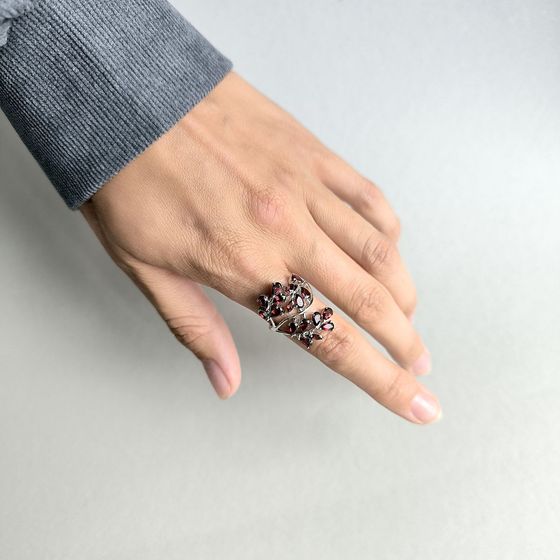 Серебряное кольцо с гранатом 4.117ct