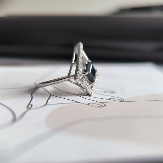 Серебряное кольцо с сапфиром 1.755ct, фианитами