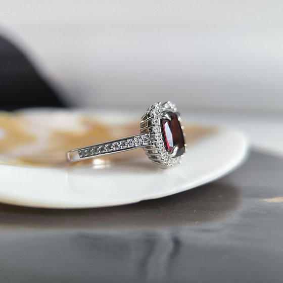 Серебряное кольцо с гранатом 2.139ct