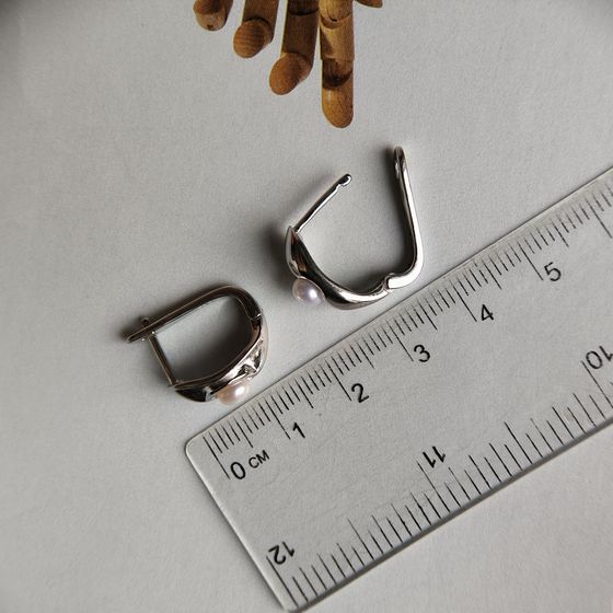 Silver earrings with pearls